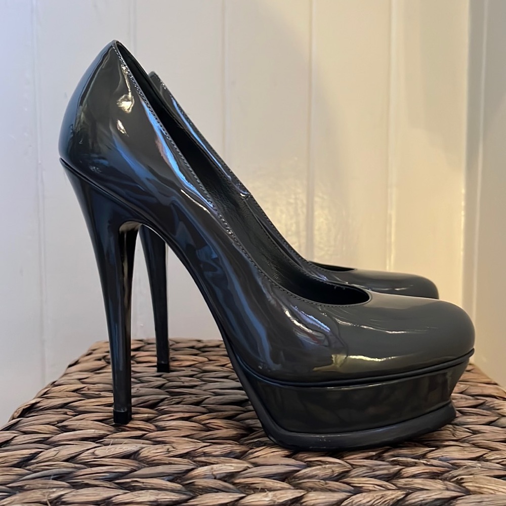 Yves Saint Laurent Patent Leather Pumps in Grey